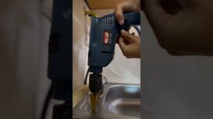 Установка дозатора для жидкого мыла  #дом #своимируками #мастеркласс #диспенсер #дозатор