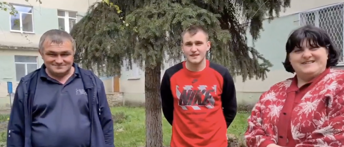 Cư dân thành phố được giải phóng của Donbass nói về việc họ đã chờ đợi những người lính смотреть онлайн