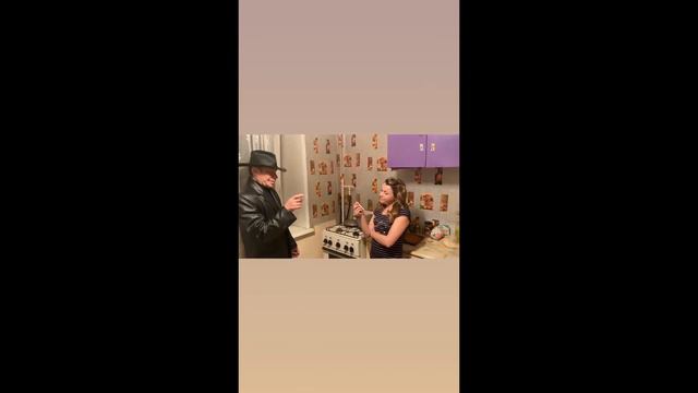 ОЛЕГ МОНГОЛ И ИРИШКА ЧИКИ-ПИКИ ОБСУЖДАЮТ КАКИЕ ПАПИРОСЫ ЛУЧШЕ / ОЛЕГ МОНГОЛ С САНЕЙ БЫКОМ УЕЗЖАЮТ смотреть онлайн