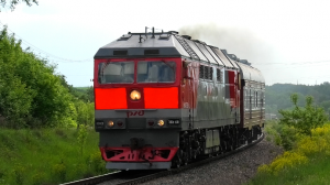 ТЭП70-0378 со служебным вагоном и приветливой бригадой