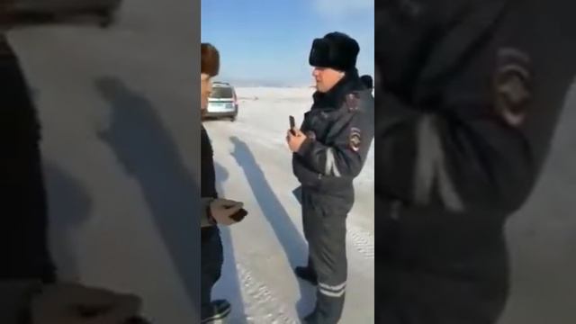 Беспредел. Стражи порядка не дают местным жителям вывозить воду с Байкала смотреть онлайн