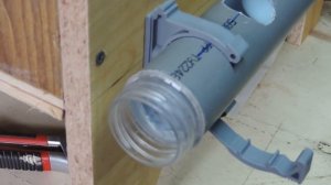 Автоматическая вакуумная поилка в перепелиную клетку из подручных материалов