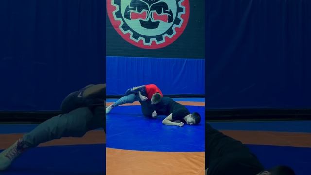 Вот как делается скрестный с высокого партера! #вольнаяборьба смотреть онлайн