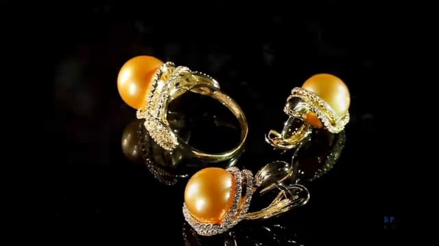 ЭКСКЛЮЗИВНЫЙ ЖЕНСКИЙ ГАРНИТУР ИЗ ЗОЛОТА С БРИЛЛИАНТАМИ И ЗОЛОТЫМ ЖЕМЧУГОМ смотреть онлайн