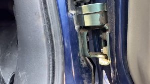 Треск и щелчки при открывании двери Рено Меган 2. Замена нижней петли без снятия крыла и двери