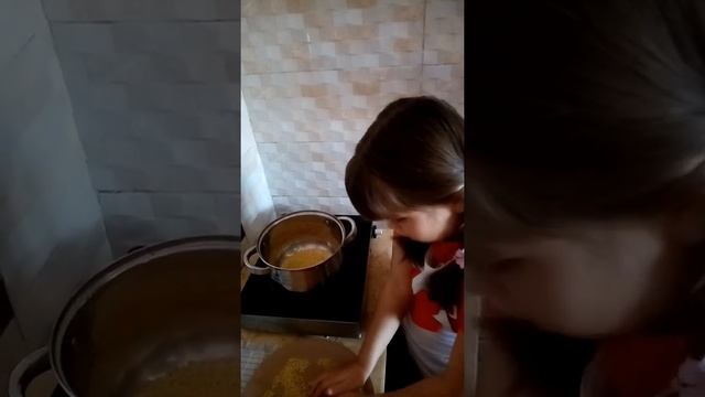 Быстрый суп, "Лисан асфур". Египетская кухня. Ребёнок готовит еду. смотреть онлайн