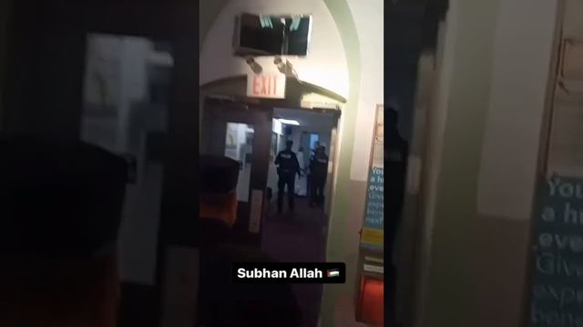 Иудей пришел в мечеть и провоцирует мусульман. Гасить надо таких везде где их видят. смотреть онлайн