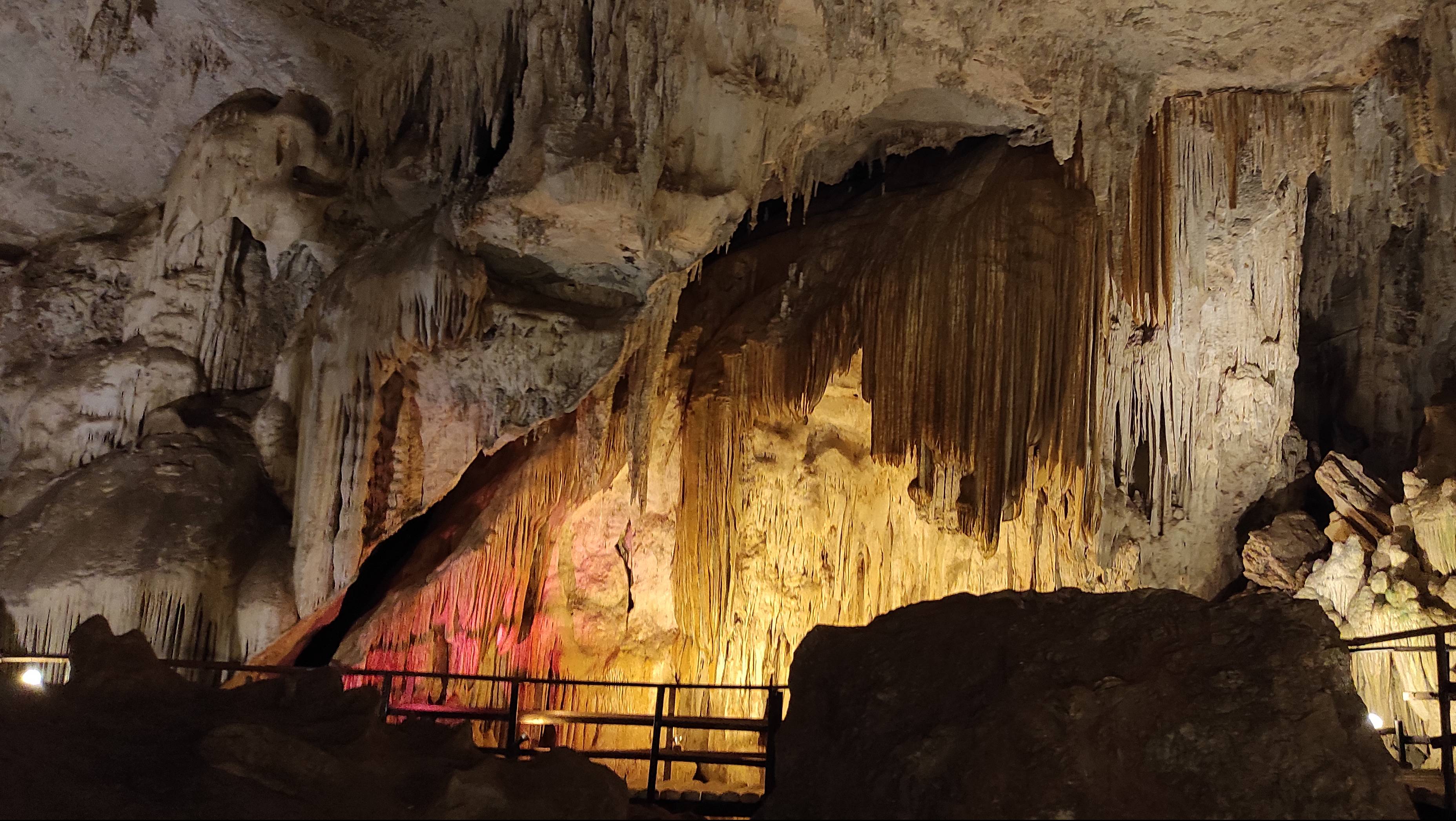 Алмазная пещера Diamond Cave на полуострове Рейли в провинции Краби Таиланд