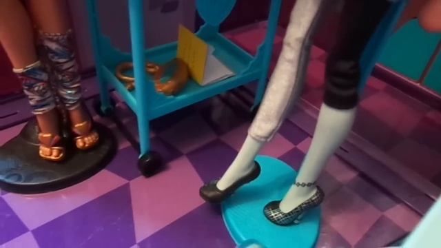 Новый мультик Монстер Хай "новенька"на русском смотреть онлайн