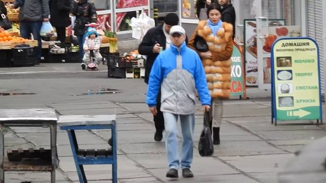 Терезия Яценюк с телохранителем покупает фрукты смотреть онлайн