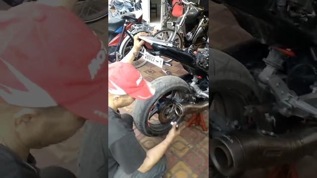 Change the rear wheel honda hornet 600 смотреть онлайн