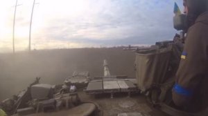 Подрыв  украинского танка на противотанковой мине во время атаки.