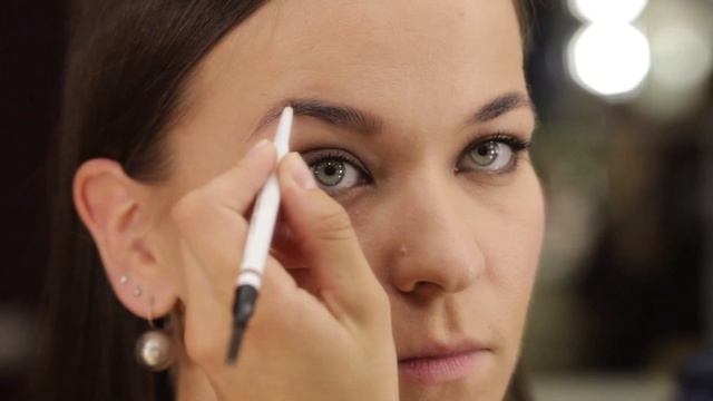 BeautyHack дня: как правильно накрасить брови и придать им форму