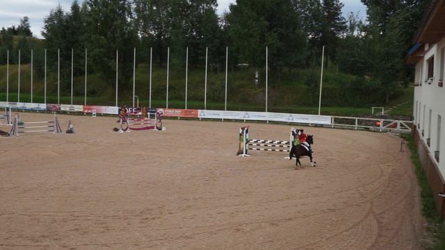 Даша Кузнецова на лошади по кличке Поэма смотреть онлайн