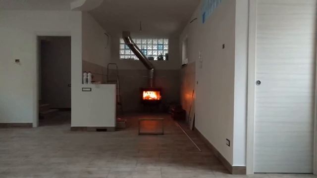 Montaggio termocamino a legna ad aria ventilata e canna fumaria смотреть онлайн
