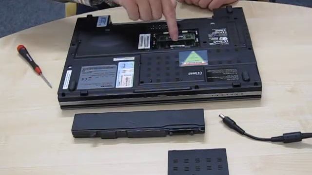 Tecra M10: Remplacement d'un module mémoire смотреть онлайн