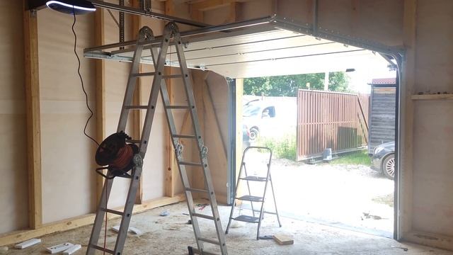 Монтаж секционных гаражных ворот фирмы Alutech с автоматикой смотреть онлайн