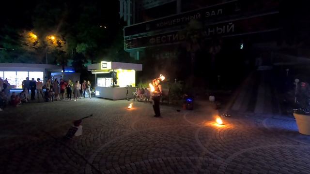 Fire show. Уличные факиры в Сочи зажигают. Фаер Шоу. смотреть онлайн