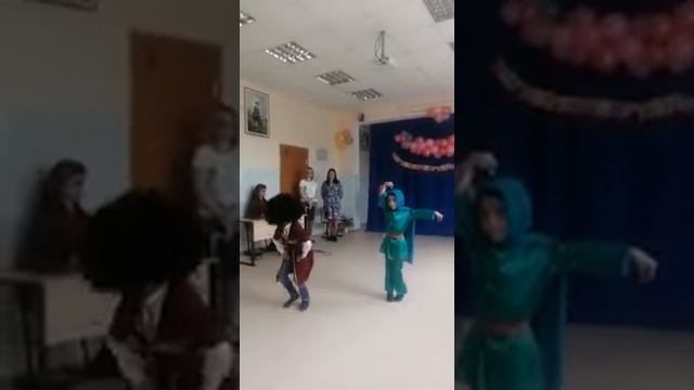 Аварский танец в исполнении юных участников ансамбля «Ватан» г. Томск.Выпускной вечер в школе Эушта смотреть онлайн