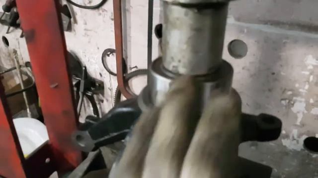 Замена поворотного кулака и ступичного подшипника Ford Focus и Ford Mondeo смотреть онлайн