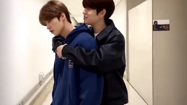 [Eng Sub] Seungmin Hugging LeeKnow And Singing 