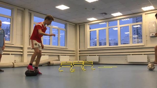 GOLDENHALL - Школа футбольной техники и фристайла - Иван и Денис (ФК УРАЛ-ЧКАЛОВСКИЙ) смотреть онлайн