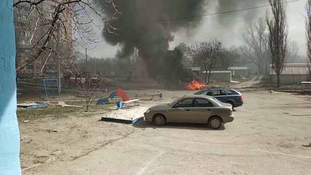 Кто-то поджёг автомобильные шины смотреть онлайн