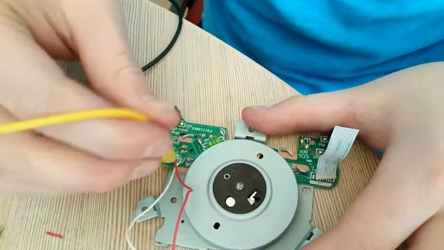 Привод от флоппи диска. Floppy disk drive disassembled. смотреть онлайн
