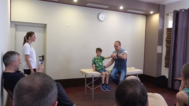 ВАШ РЕБЕНОК ПЕРЕСТАНЕТ СУТУЛИТЬСЯ И ПОСТОЯННО СПОТЫКАТЬСЯ! Лучший метод лечения смотреть онлайн