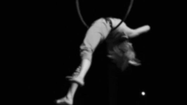 Выступление на воздушном кольце. Aerial hoop performance. смотреть онлайн