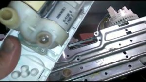 ВЫКЛЮЧЕННАЯ СТИРАЛЬНАЯ МАШИНА ZANUSSI набирает воду. SWITCHED OF WASHING MACHINE  TAKES ON WATER
