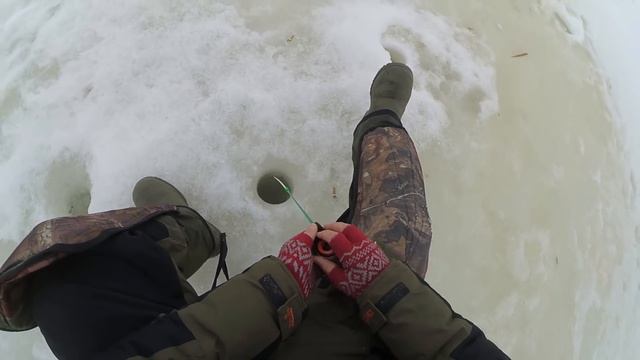 ТРУДОВОЙ ОКУНЬ САМЫЙ ЛУЧШИЙ! Рыбалка на окуня, ловля на мормышку смотреть онлайн