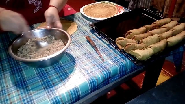 Блины фаршированые с рисом и печенью. Рецепт самих блинов смотрите в предыдущих ролик. смотреть онлайн
