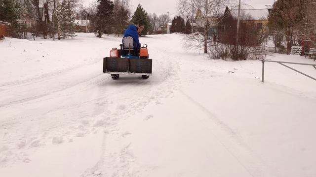 Сделал ковш на минитрактор. Катаю девушек по деревне! смотреть онлайн