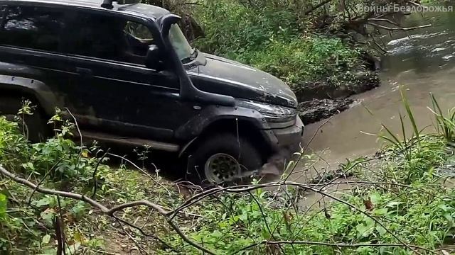 Внедорожники УАЗ, Нива, Чероки, Луаз жёстко бьются о берег! Офроад смотреть онлайн