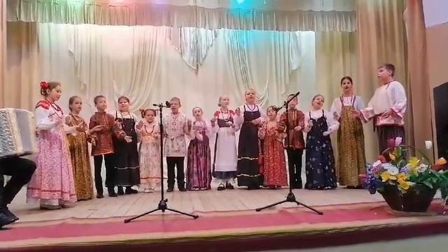 Фольклорный ансамбль "Первоцвет" - "По дорожке едет дяденька Лука" смотреть онлайн