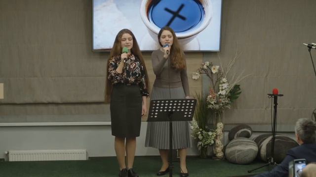 "В нашей жизни, где столько труда и усталости" - Дуэт Саломия Величко и Юлианна Забелина смотреть онлайн