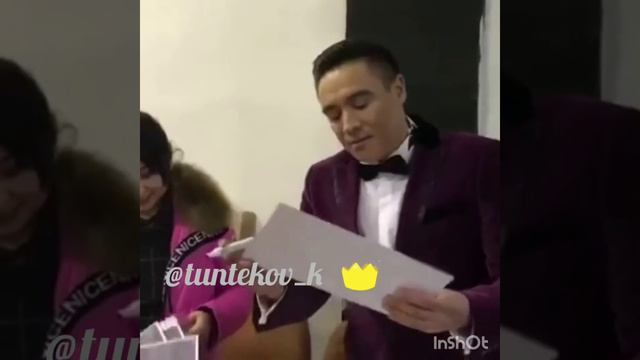 Кайрат Тунтеков раздает автографы перед выступлением I'm a Singer Kazakhstan 12.12.2017 смотреть онлайн