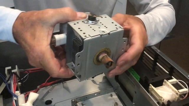 Replacing the Magnetron in a Bosch microwave oven смотреть онлайн