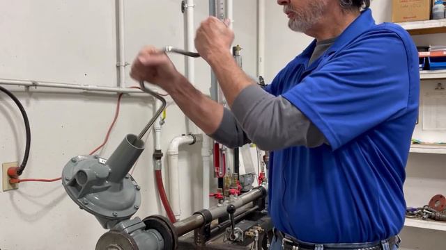 How to Adjust the Outlet Pressure on a Sensus 243 Regulator смотреть онлайн