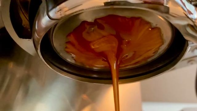 Extraction espresso avec porte filtre sans fond LELIT KATE смотреть онлайн