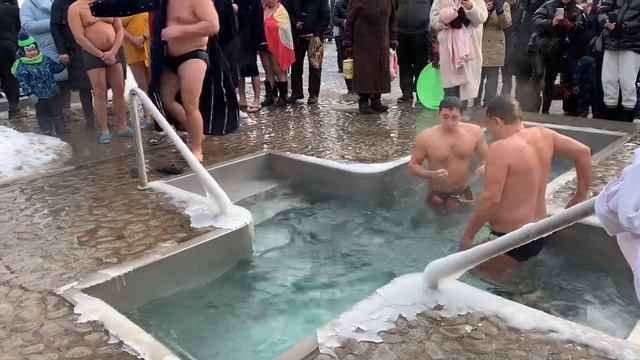 ПАРЕНЬ НЫРНУЛ В ПРОРУБЬ СДЕЛАЛ ПЕДЛОЖЕНИЕ ДЕВУШКЕ КРЕЩЕНСКИЕ КУПАНИЯ 2021 КРЕЩЕНИЕ САРЖИН ЯР ХАРЬКО смотреть онлайн