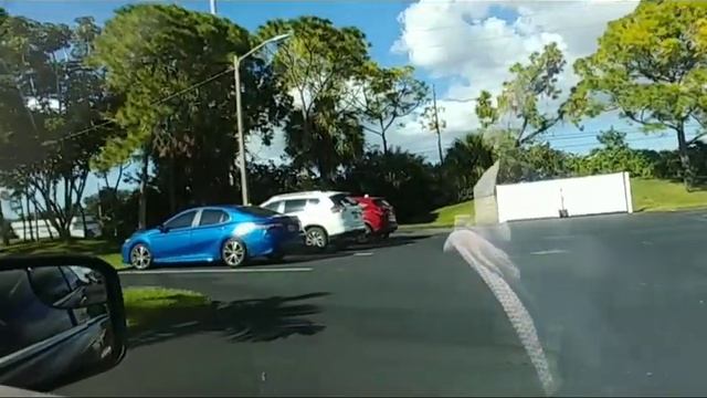 США. Кондо двухэтажные. Рождественский декор у домов. смотреть онлайн