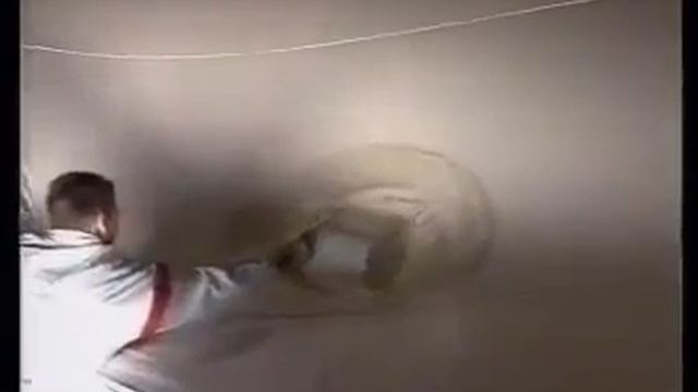 ликвидация протечки на натяжном потолке.mp4 смотреть онлайн