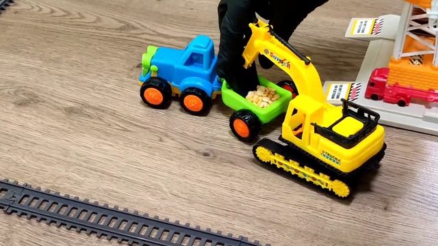 ?Railway and crane for kids. The train is going? Wagons? Cars accident?Video for kids. смотреть онлайн