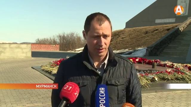 Пламя экономного Вечного огня около Алёши станет благородного жёлтого цвета смотреть онлайн