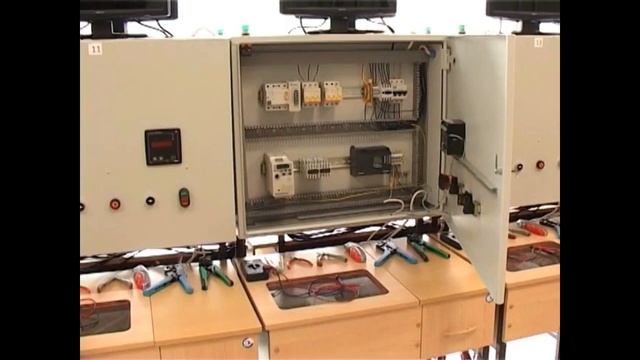 ЭЛЕКТРОМОНТЕР ПО РЕМОНТУ И ОБСЛУЖИВАНИЮ ЭЛЕКТРООБОРУДОВАНИЯ смотреть онлайн