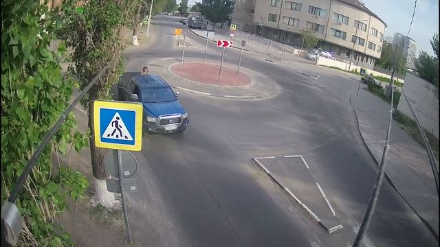 Проехался по лестнице набережной на внедорожнике: лихач попал на видео в Волгограде смотреть онлайн