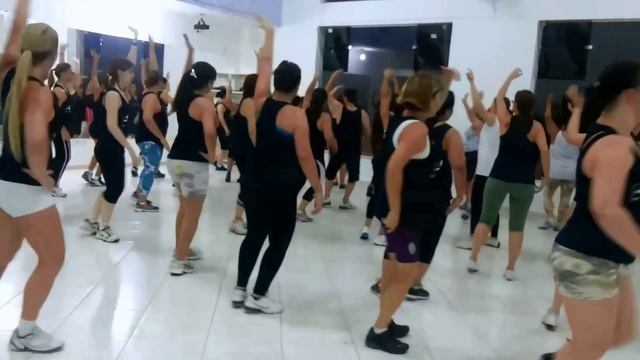 Zumba Fitness - Waka Waka смотреть онлайн