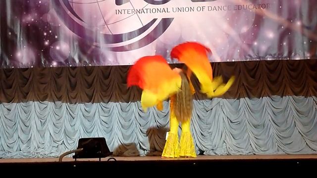 Череватенко Мария - шоу с вейлами. Ученица младшей группы Академии танца "EastWest" смотреть онлайн